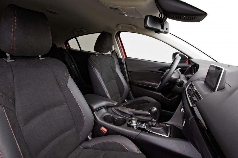 Интерьер Mazda3 Nakama 2016 года  (фото 2 из 22)